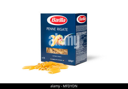 CHISINAU in Moldova - Aprile 20, 2018: Barilla Penne Rigate pasta italiana in una scatola isolata su sfondo bianco. Barilla è un cibo italiano company, te Foto Stock