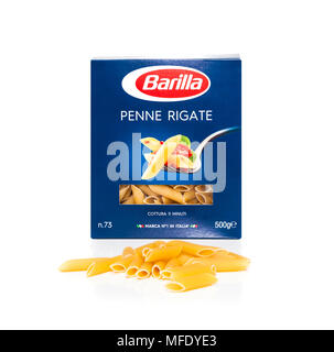 CHISINAU in Moldova - Aprile 20, 2018: Barilla Penne Rigate pasta italiana in una scatola isolata su sfondo bianco. Barilla è un cibo italiano company, te Foto Stock