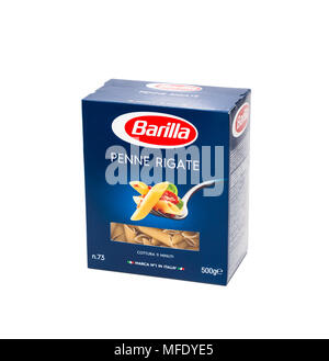 CHISINAU in Moldova - Aprile 20, 2018: Barilla Penne Rigate pasta italiana in una scatola isolata su sfondo bianco. Barilla è un cibo italiano company, te Foto Stock