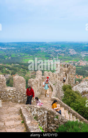 Castello dei Mori, vista dei turisti esplorando le mura del castello del Castelo dos Mouros (Castello dei Mori) sopra Sintra città, Portogallo. Foto Stock