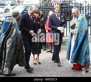 Il Duca di Cambridge, Meghan Markle e il principe Harry (seconda a destra) arrivano per il servizio annuale di commemorazione e di ringraziamento presso l'Abbazia di Westminster, Londra, per commemorare Anzac Day. Foto Stock