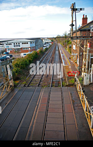 Azionato manualmente attraversando i cancelli e le tradizionali segnali semaphore a Brundall stazione ferroviaria, sulle linee Wherry vicino a Norwich. Norfolk, Regno Unito Foto Stock