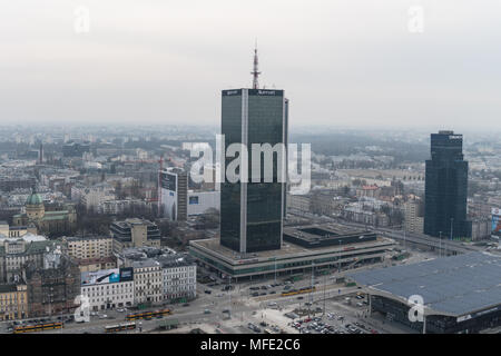 Varsavia, Polonia - 5 Marzo 2018: Veduta aerea del centro di Varsavia con la stazione ferroviaria centrale e il Marriott hotel tower in Polonia la città capitale. Foto Stock