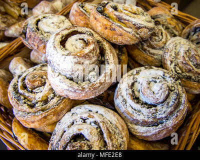 Fancy rotoli intrecciati in un cesto di vimini Foto Stock