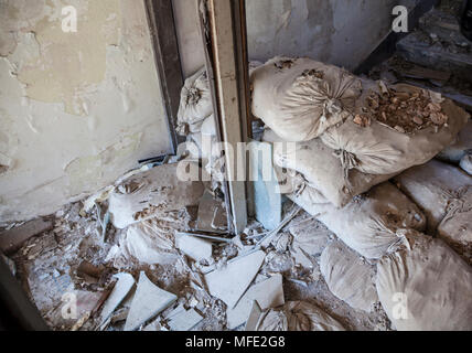 I sacchi di sabbia e rubbled dall'interno di un edificio bombardato dalla guerra in Bosnia a Mostar, in Bosnia ed Erzegovina Foto Stock