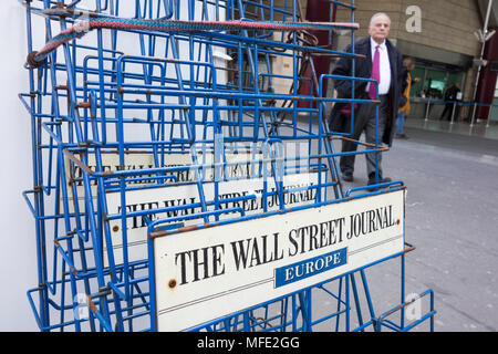 Un vuoto che la rastrelliera metallica di esaurito Edizione Europea Wall Street riviste nel central London, England, Regno Unito Foto Stock