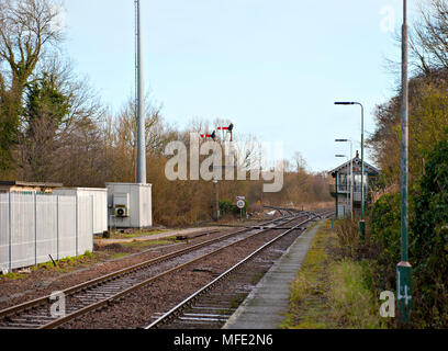 Guardando verso Brundall signalbox appena fuori la stazione che mostra l'anticipo di avviamento segnali semaphore Foto Stock