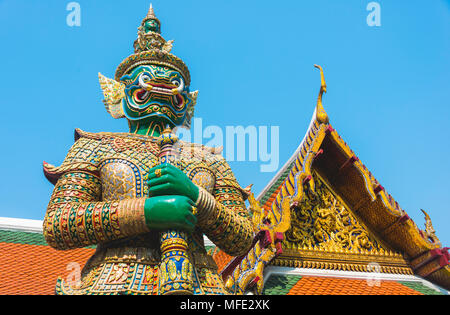 Yaksha Indrajit, riesige Wächterstatue am Eingang vor Wat Phra Kaeo, Königlichem Pantheon Il Pantheon reale Foto Stock