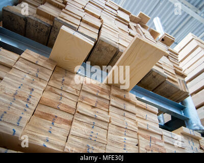 Alta rack con piallato e schede calibrato Foto Stock