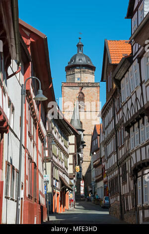 Vicolo stretto attraverso semi-case con travi di legno e Walpurgiskirche, Città Vecchia, Alsfeld, Hesse, Germania Foto Stock