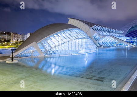 Valencia/Spagna - Marzo 18, 2015: illuminata la sera El Museu de les Ciencies con il Hemiferic in primo piano contro la piscina riflettente, Foto Stock