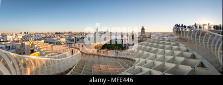 Vista dalla Metropol Parasol di numerose chiese al tramonto, Iglesia de la Anunciación, La Giralda e la Iglesia del Salvador, bell Foto Stock