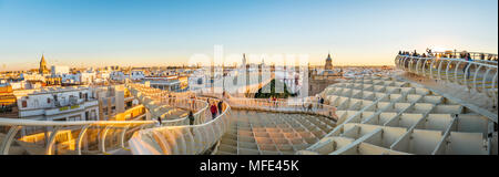 Vista dalla Metropol Parasol di numerose chiese al tramonto, Iglesia de la Anunciación, La Giralda e la Iglesia del Salvador, bell Foto Stock