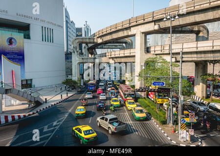 BTS Skytrain traccia mit verkehrsreicher Straße, Stau, Bangkok, Thailandia Foto Stock