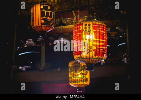 Cinese tradizionale lanterne appese al soffitto, Leong San Tong Khoo Kongsi, Cinese Clan House, tempio, George Town Foto Stock