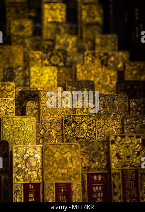 Altare con Golden pedigree, lapidi nel tempio di Pedigree, Leong San Tong Khoo Kongsi, Cinese Clan House, Tempio Foto Stock