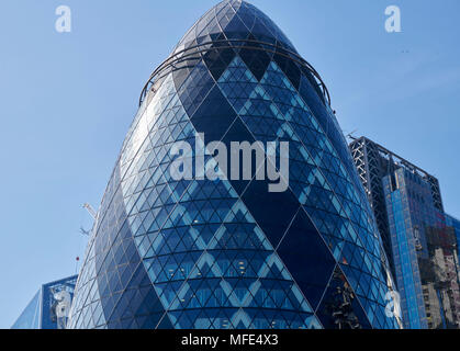 Il Gherkin Building, 30 St Mary Axe, città di Londra, Regno Unito Foto Stock