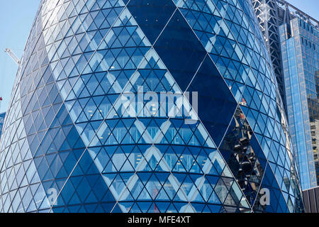 Il Gherkin Building, 30 St Mary Axe, città di Londra, Regno Unito Foto Stock