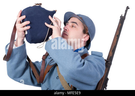 1918 soldato francese di bere nella sua zucca, isolato su bianco Foto Stock