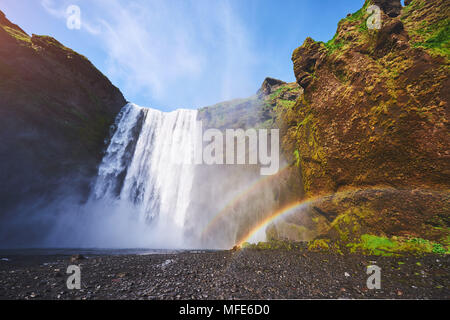 Grande Cascata Skogafoss nel sud dell'Islanda vicino alla città di Skogar. Drammatica e pittoresca scena Foto Stock