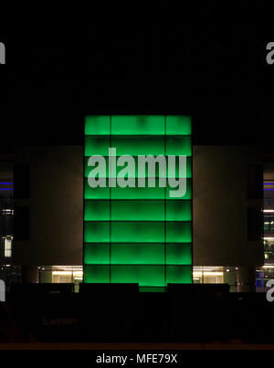 Notte elevazione della facciata esterna illuminata in verde. Il Sofitel London Heathrow, Hounslow, Regno Unito. Architetto: Stephen Williams, 2008. Foto Stock