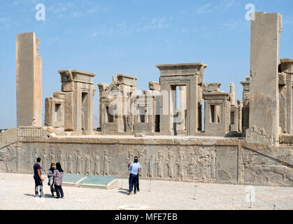 Shiraz, Iran - Agosto 2, 2016 : i turisti a Persepoli, capitale dell'Impero Persiano durante l epoca achemenide (ca. 550-330 BC). Situato accanto alla Shi Foto Stock