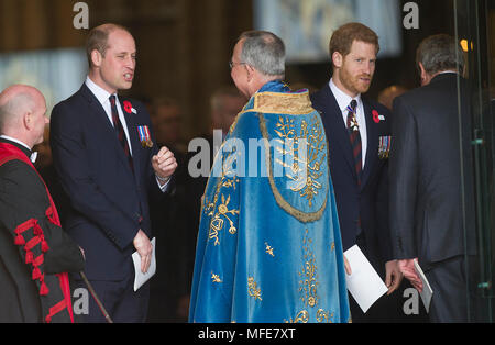 Il principe William parla con il Dr John Hall, il Decano di Westminster come lui e il principe Harry partono il servizio annuale di commemorazione e di ringraziamento presso l'Abbazia di Westminster, Londra, per commemorare Anzac Day. Foto Stock