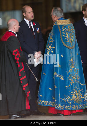 Il principe William parla con il Dr John Hall, il Decano di Westminster dopo il servizio annuale di commemorazione e di ringraziamento presso l'Abbazia di Westminster, Londra, per commemorare Anzac Day. Foto Stock