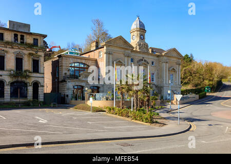 Il Custom House pub e ristorante, accanto a un edificio abbandonato sul fronte mare a Penarth, Vale of Glamorgan, Wales,, Regno Unito Foto Stock