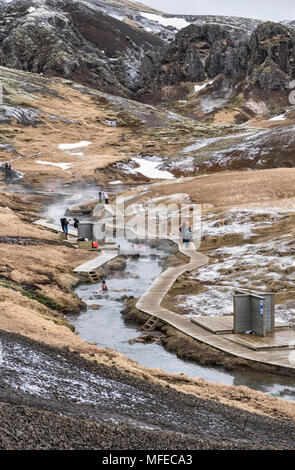 Vicino Hveragerði, Islanda. Il geotermico fiume caldo a Reykjadalur è un luogo popolare per bagnarsi Foto Stock