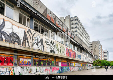 Graffiti su dei derelitti ex "Haus der Statistik' (casa di statistiche) lungo otto Braun Strasse nel quartiere centrale Mitte di Berlino, Germania Foto Stock