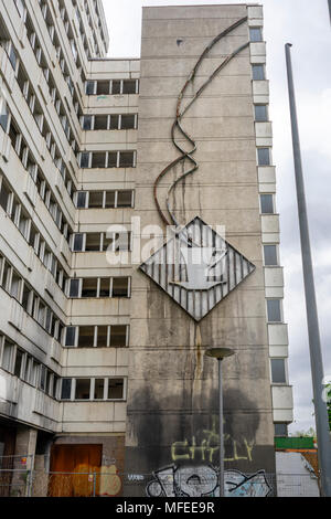 Muro di arte comunista sul derelict ex 'Haus der Statistik' (casa di statistiche) lungo otto Braun Strasse a Mitte a Berlino, Germania, Europa Foto Stock