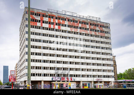 Graffiti su dei derelitti ex "Haus der Statistik' (casa di statistiche) lungo Karl-Marx-Allee nel quartiere centrale Mitte di Berlino 2018, Germania Foto Stock