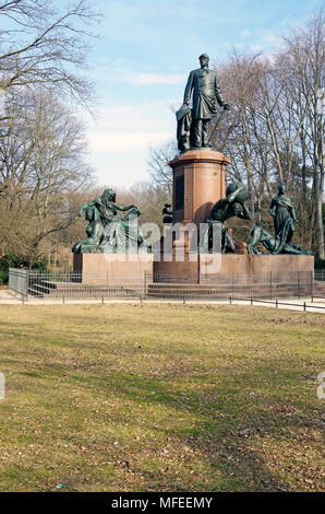 Il monumento di Bismarck, il Tiergarten di Berlino, memoriale al principe Otto von Bismarck, il cancelliere di ferro. Foto Stock