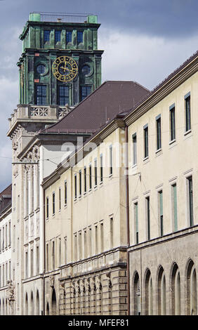 Vista Ovest lungo Gabelsbergerstrasse, verso la torre dell orologio dell'Università Tecnica di Monaco di Baviera formante il lato sud del campus principale Foto Stock