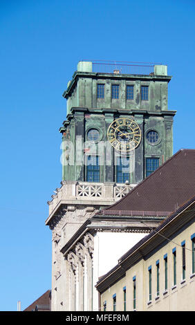 Vista Ovest lungo Gabelsbergerstrasse, verso la torre dell orologio dell'Università Tecnica di Monaco di Baviera formante il lato sud del campus principale Foto Stock