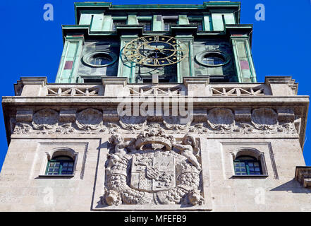 Dettaglio della torre dell'orologio dell'Università Tecnica di Monaco di Baviera, noto come Thiersch-Turm, sul lato sud del campus principale dell'università. Foto Stock