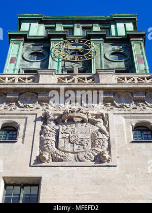 Dettaglio della torre dell'orologio dell'Università Tecnica di Monaco di Baviera, noto come Thiersch-Turm, sul lato sud del campus principale dell'università. Foto Stock