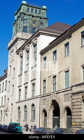 Vista Ovest lungo Gabelsbergerstrasse, verso la torre dell orologio dell'Università Tecnica di Monaco di Baviera formante il lato sud del campus principale Foto Stock