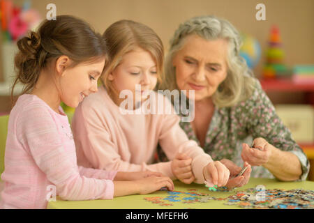 Bambine con la nonna puzzle di raccolta Foto Stock