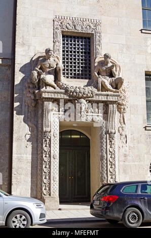 Dettaglio della fantasticamente elaborare scultura in pietra sulla porta alla base della torre dell'orologio, la Thiersch-Turm, Università Tecnica di Monaco di Baviera Foto Stock