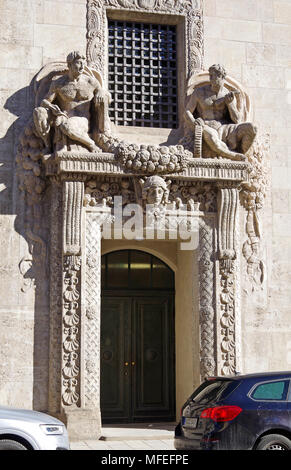 Dettaglio della fantasticamente elaborare scultura in pietra sulla porta alla base della torre dell'orologio, la Thiersch-Turm, Università Tecnica di Monaco di Baviera Foto Stock