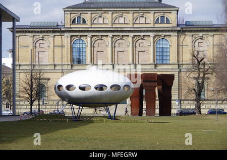 Estremità occidentale della Alte Pinakothek di Monaco di Baviera e la casa del futuro, il futuro edificio progettato da Matti Suuronen, Foto Stock