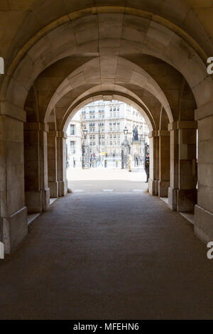 London, Regno Unito - 27 Marzo 2015: Dentro la sfilata delle Guardie a Cavallo a piedi attraverso il tunnel a piedi sotto l'edificio. Foto Stock