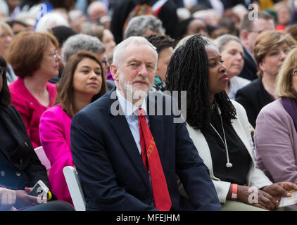 Il leader del partito laburista, Jeremy Corbyn, all'inaugurazione della statua di Millicent Fawcett per celebrare i cento anni di il suffragio femminile. Foto Stock