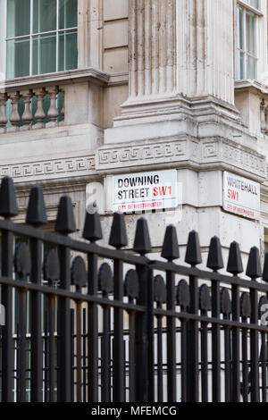 London, Regno Unito - 27 Marzo 2015: una vista del cartello stradale di Downing Street da fuori della ringhiera in ferro proteggendo la strada da turisti Foto Stock