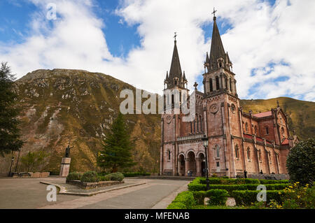 Vista panoramica della Basilica de Santa María la Real de Covadonga in Cangas de Onís (Parco Nazionale Picos de Europa, nelle Asturie (Spagna) Foto Stock