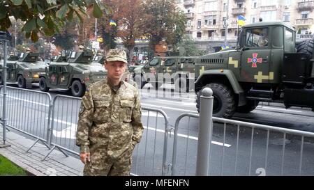 Uomo in tedesco uniforme militare Foto Stock