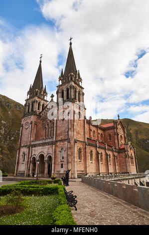 Vista panoramica della Basilica de Santa María la Real de Covadonga in Cangas de Onís (Parco Nazionale Picos de Europa, nelle Asturie (Spagna) Foto Stock