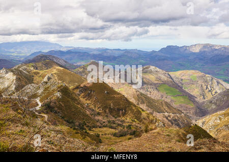 Vista panoramica della catena montuosa della Cantabria dal Mirador de la Reina al Parco Nazionale Picos de Europa (Cangas de Onís, Asturias, Spagna) Foto Stock